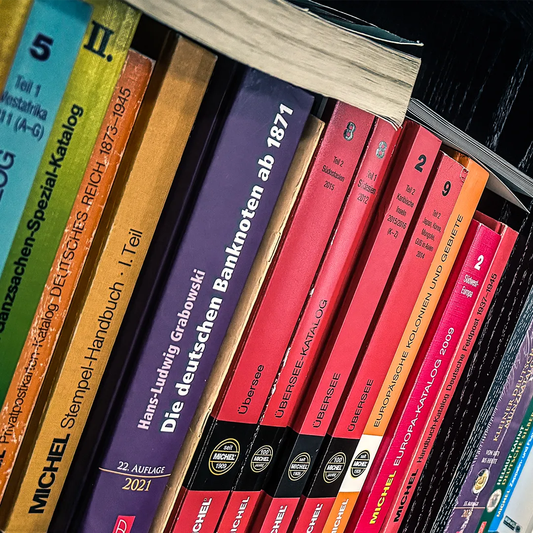 Bücherregal mit Fachliteratur
